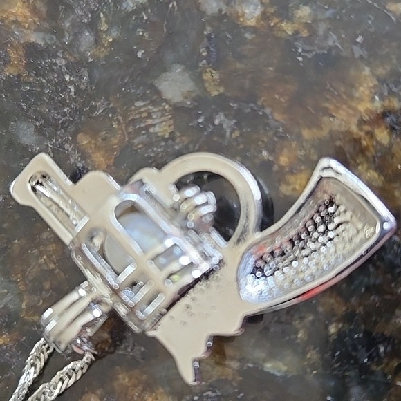 A necklace that has a pendant with a freshwater pearl in it - Picture 3 of 3